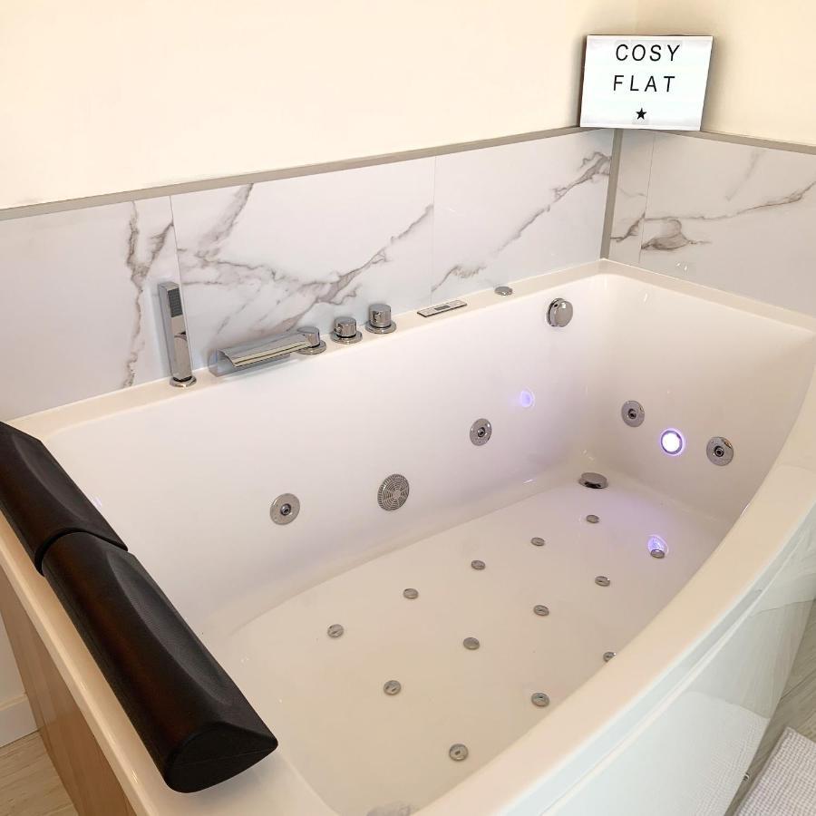 La Marquise - Cosy Flat - Jacuzzi - Senlisアパートメント エクステリア 写真